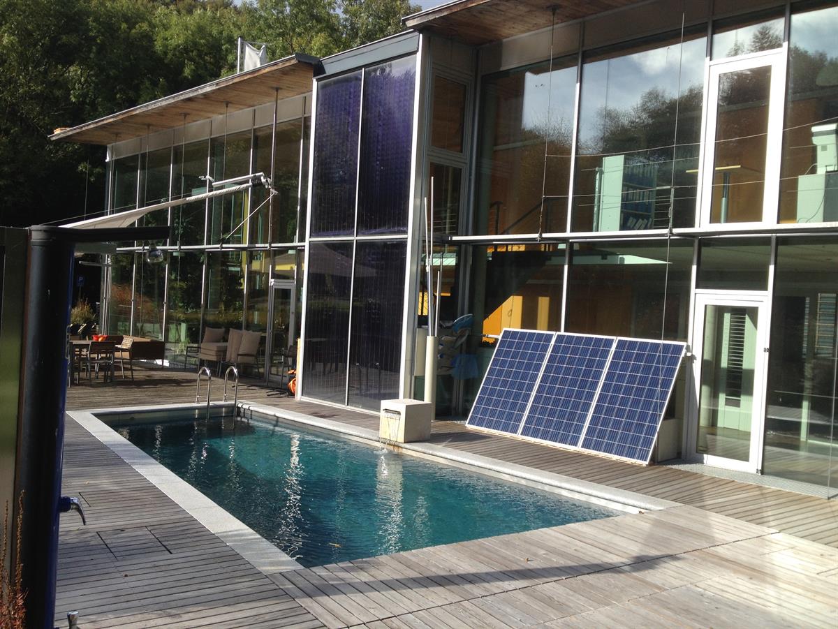 Der Null-Energie-Pool mit Fotovoltaik- (zur Stromerzeugung) und Solaranlage (zur Wassererwärmung)